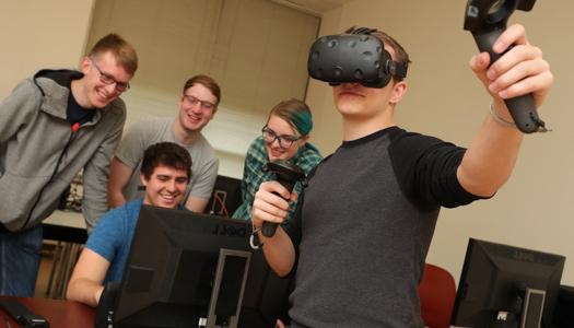 体育菠菜大平台的学生正在做一个VR项目